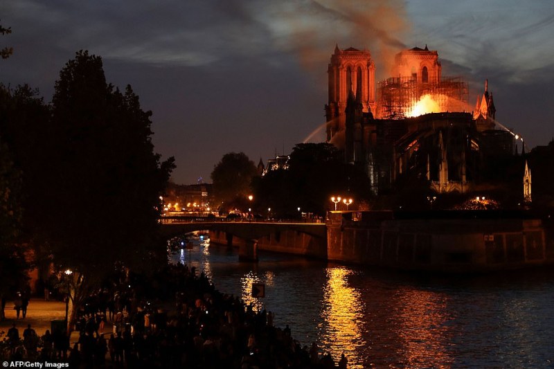 Футболът разтърсен от трагедията с парижката катедрала