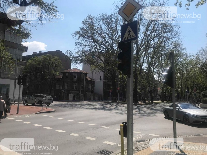 Отнесеният от автобус светофар в Пловдив ще работи най-рано след две седмици