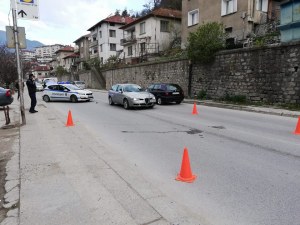 Тежка катастрофа на път в Смолян, 15-годишно момче е в болница