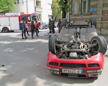 Ауди се опита да изпревари и... се озова по таван