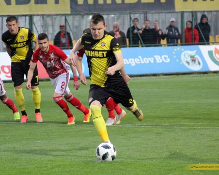 Ботев пречупи 10 от ЦСКА в луд мач, интригата остава