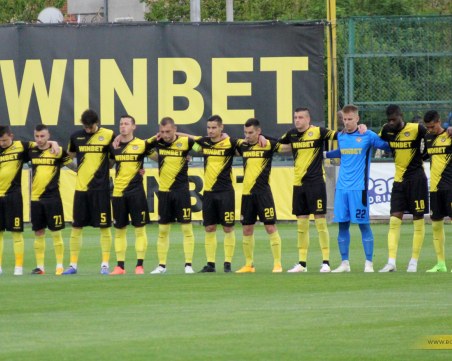 Ботев води на ЦСКА на почивката, реферът даде две дузпи