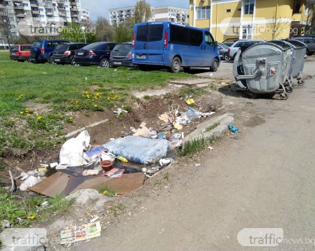 Месеци наред: Дупка, пълна с боклуци, грози столичния 