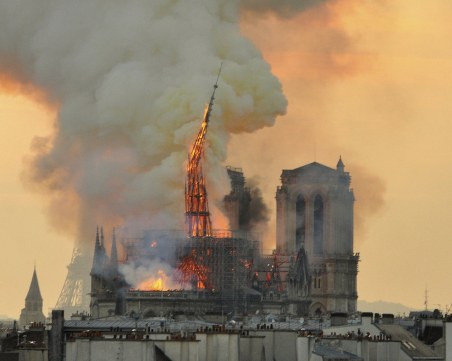 Французите - единни и сплотени в трагедията! Събраха 880 млн. евро за възстановяването на Нотр Дам