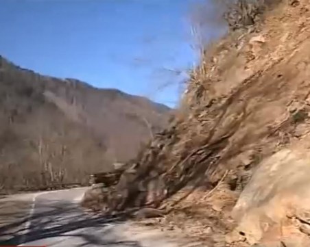 Отново! Огромно свлачище блокира пътя до Рилския манастир