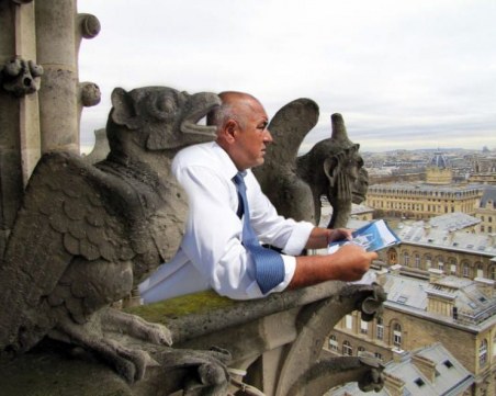 Перки от акула и светещи очи в Нотр Дам, мрежата се майтапи с Бойко Реставратора