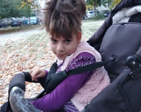 Пловдивски ученици събират средства, за да може Дари да проходи