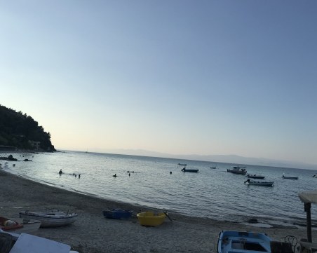 Спират кораби и фериботи в Гърция в почивен за България ден