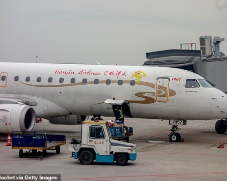 Суеверие, което убива! Жена хвърли монети в двигателя на самолет