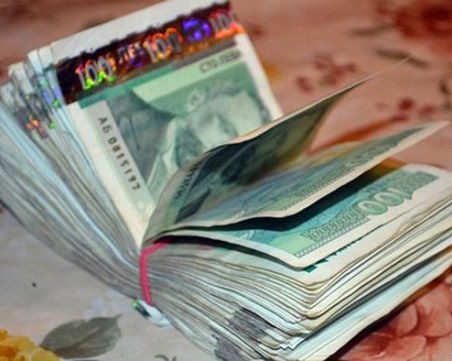 Възрастна асеновградчанка хвърли през терасата си 7 бона