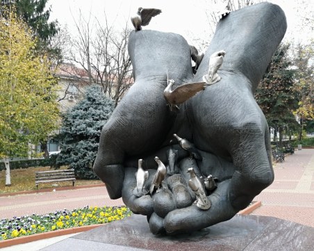 Всеки втори българин дарява пари, най-често за деца