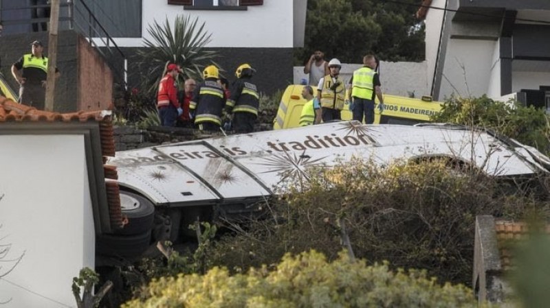 Автобус се обърна, 28 души са убити на остров Мадейра