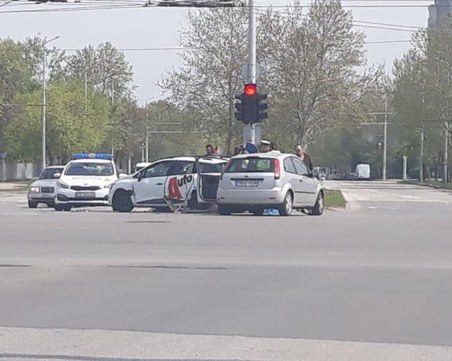 Две коли се размазаха на възлово кръстовище в Тракия
