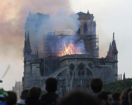 Французи спестяват 75% от данъците, ако дарят 1000 евро за Нотр Дам