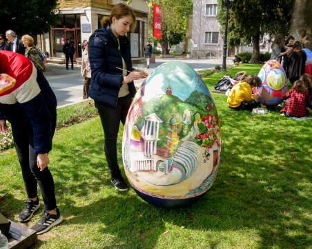 Изрисуваха красиви пейзажи от Пловдив върху гигантски яйца