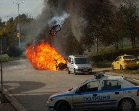 Кола пламна като факла в София, изгоря за минути!