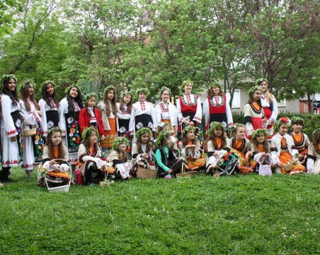 Лазарки по улиците на пловдивското село Първенец на Лазаровден