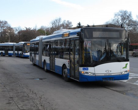 Мъж е с опасност за живота след рязко спиране на автобус във Варна
