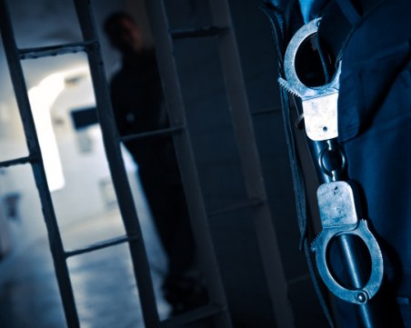 Надзирател от затвора в Ловеч отива на съд! Раздавал телефони на затворници срещу пари