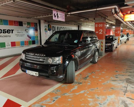 Наглост! Джип със стар депутатски стикер – на място за майки с деца