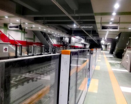 Паравани, разделящи пероните и влака, на метростанция 