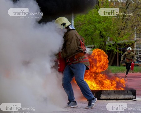 Двуметрови пламъци до Гребната. Пожарникари щурмуват. Зрелищно състезание!