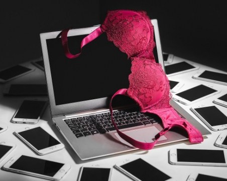 Порно маниак съди родителите си за унищожена порно колекция