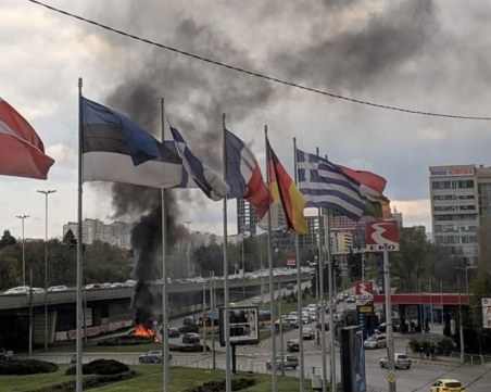 Шофьорът на пламналата кола в София е с изгаряния по лицето в Пирогов