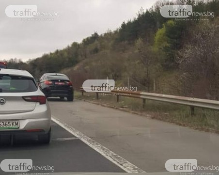 Тапата на АМ Тракия стана абсурдна! Някои не издържаха, дипломатическа кола отпраши през аварийната