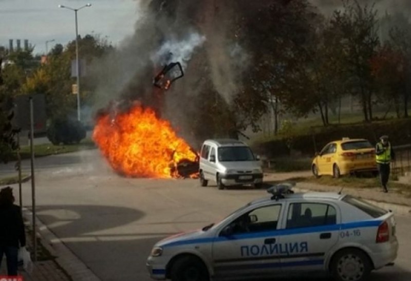 Кола пламна като факла в София, изгоря за минути!