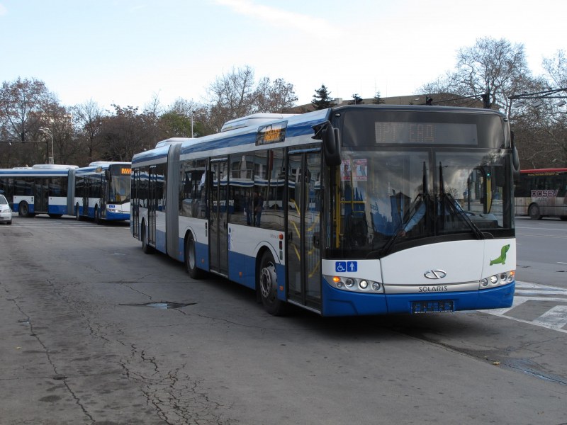 Мъж е с опасност за живота след рязко спиране на автобус във Варна