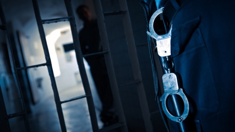 Надзирател от затвора в Ловеч отива на съд! Раздавал телефони на затворници срещу пари