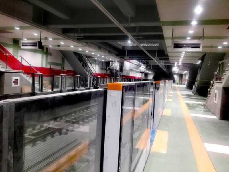 Паравани, разделящи пероните и влака, на метростанция 