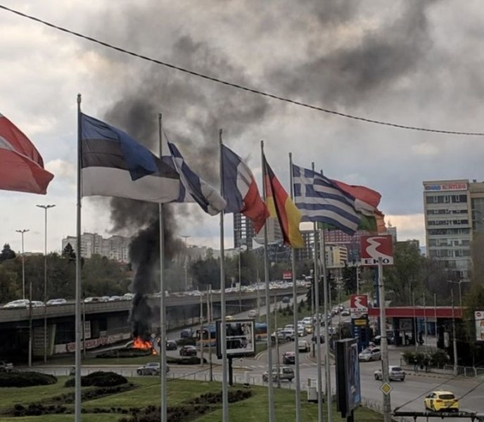 Шофьорът на пламналата кола в София е с изгаряния по лицето в Пирогов