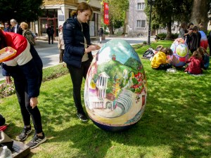 Изрисуваха красиви пейзажи от Пловдив върху гигантски яйца