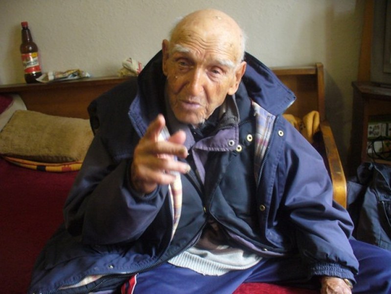103-те години не му тежат, жали за шивачницата си, затворили я комунистите