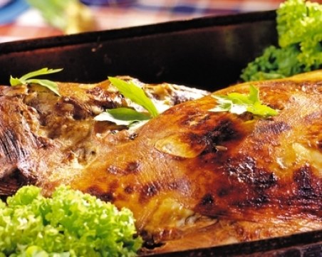 Агнешко, козунак, яйца, салати, ракия… За Великден си пригответе стотачка