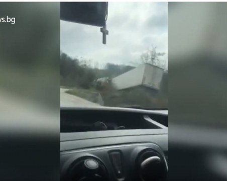 Заспал зад волана и... три ТИР-а в сблъсък на пътя Велико Търново - Варна