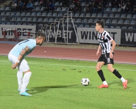 Локо игра цял мач с 10 души и загуби в Русе