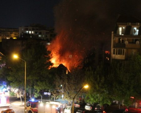 Среднощен пожар в сграда с клошари в Русе отне живот