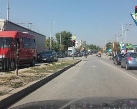 Микробус отнесе пешеходец, движейки се на заден ход в Пловдив