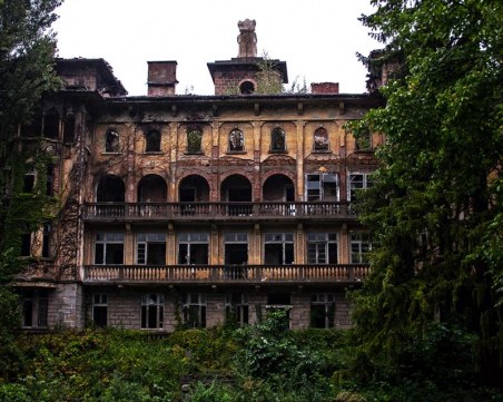 Разбити прозорци, падаща мазилка – едно забравено сиропиталище в Габрово