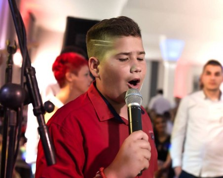 Роди се вторият Шабан! Той е на 12 години и пее изумително