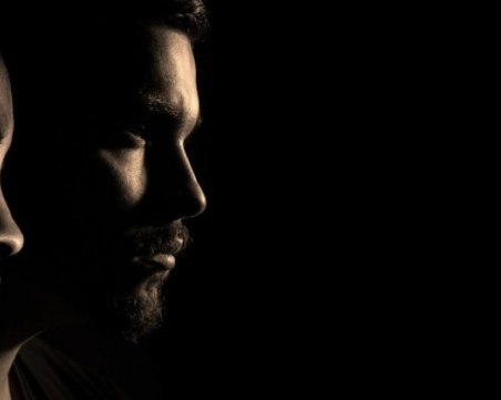 Той има ли масивна долна челюст и изпъкнали скули? Ще ви изневерява