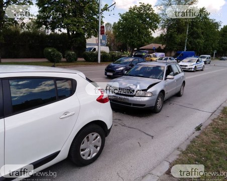 Верижна катастрофа край Полиграфията в Пловдив, откараха с линейка бременна жена