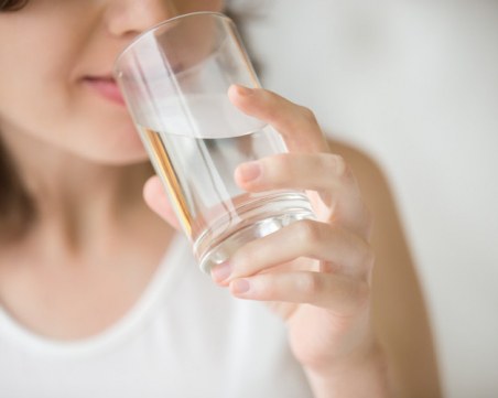 Вредно ли е да се пие вода и други напитки, докато се яде?