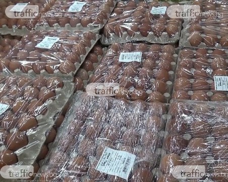 Яйца рекордьори от щастливи кокошки боядисват за Великден край Пловдив