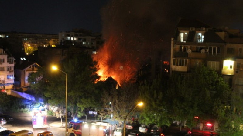Среднощен пожар в сграда с клошари в Русе отне живот