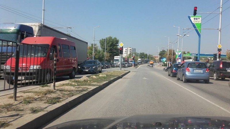Микробус отнесе пешеходец, движейки се на заден ход в Пловдив