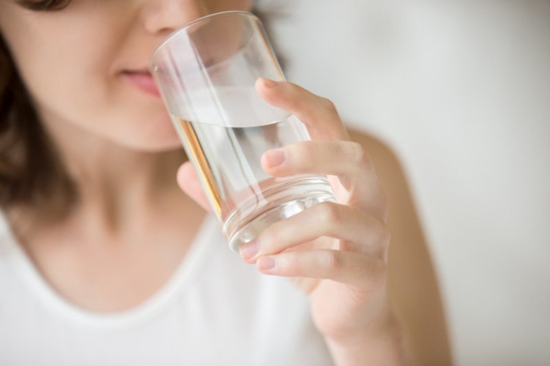 Вредно ли е да се пие вода и други напитки, докато се яде?
